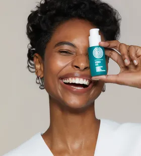 Creator sorrindo com o gel Beyoung perto do rosto