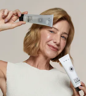 Creator mostrando dois produtos da Beyoung
